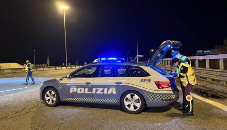 Cremona: la Polizia Stradale ha denunciato un soggetto che, dopo aver rubato un auto, è stato coinvolto in un sinistro stradale.