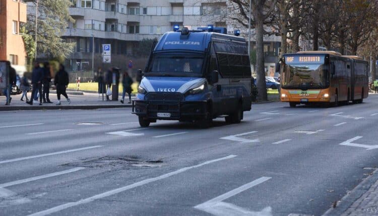 Como: Volti coperti ed armati con spranghe e bastoni, emessi 12 D.A.spo.