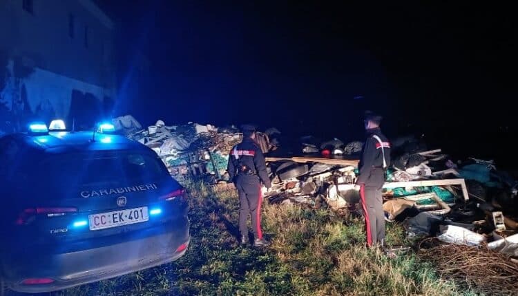 Riva del Po: Scoperta e sequestrata un’area di cinquanta metri quadri interamente ricoperta da rifiuti, denunciato 50enne