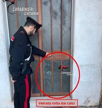 Fiumefreddo di Sicilia, sfonda il portone e prende a calci la porta di casa della fidanzata perché lei si rifiuta di restare al telefono. Arrestato dai Carabinieri