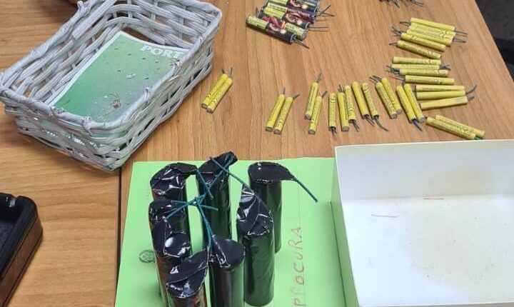Lecce: Vende abusivamente petardi e fuochi d'artificio vicino ad una scuola, denunciato anziano venditore