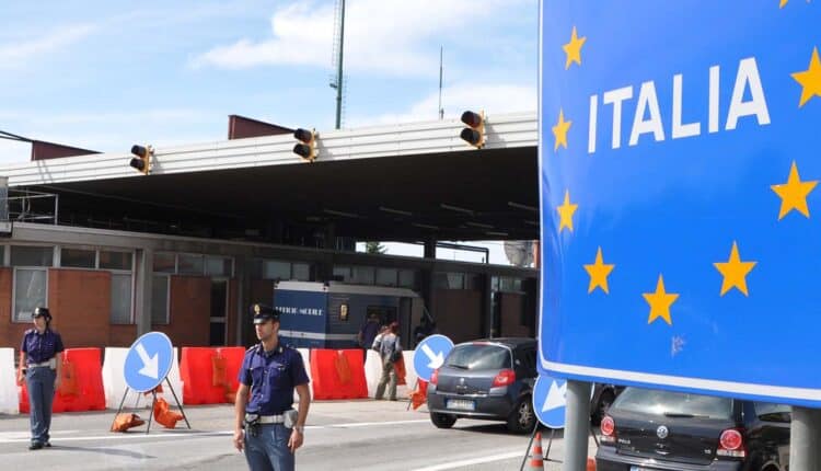 Nell’ambito di una intensificata azione di contrasto del fenomeno illecito del commercio abusivo di fuochi d’artificio, i finanzieri del Gruppo di Brescia hanno effettuato alcuni interventi mirati alla verifica della corretta commercializzazione degli articoli pirotecnici, monitorando il mercato messo in atto anche da privati cittadini attraverso il web ed i social network al fine di intercettare i canali di vendita dei prodotti maggiormente pericolosi per la salute pubblica. In tale contesto, le attività svolte nei confronti di un soggetto residente a Sarezzo (BS) hanno consentito di sottoporre a sequestro penale 316 ordigni esplosivi artigianali dalla potenzialità “micidiale/letale” e 200 kg. di fuochi d’artificio posti in vendita tramite vari canali social senza i prescritti titoli autorizzatori e senza che fossero rispettate le prescritte precauzioni per una sicura custodia del materiale esplodente. A tal riguardo, le attività di polizia svolte, oltre ad aver fatto emergere la potenzialità esplosiva degli artifizi, hanno permesso di accertare che tutto il materiale esplodente era custodito in una cantina sita in un complesso residenziale ad alta densità abitativa, congiuntamente a diverse bombole di gas GPL che, in caso di incendio o a seguito di accidentale innesco, avrebbero potuto causare danni alle persone ivi residenti. Le ulteriori investigazioni hanno consentito di ricostruire un circuito parallelo di commercializzazione di ordigni esplosivi illegali detenuti, ai fini della successiva rivendita, in assenza delle previste autorizzazioni, permettendo di sottoporre a sequestro, in una privata dimora appartenente ad un soggetto residente nella provincia di Napoli, ulteriori 77 fuochi artificiali (per un equivalente di 220 kg). Interventi sono stati svolti anche presso abitazioni private site in Sirmione (BS) e Palazzolo sull’Oglio (BS) e hanno consentito di sottoporre a sequestro complessivamente 376 kg. di fuochi d’artificio destinati alla vendita in assenza delle previste licenze ed ulteriori 75 prodotti esplodenti non riconosciuti né classificati dal Ministero dell’Interno, in violazione delle norme in materia di pubblica sicurezza. Al termine delle attività svolte, sono stati deferiti alla Procura della Repubblica di Brescia n. 4 soggetti responsabili, a vario titolo, dei reati di commercio abusivo di materie esplodenti e di omessa denuncia di materie esplodenti, dei quali uno tratto in arresto in flagranza di reato per detenzione e vendita di ordigni esplosivi rudimentali “letali”, ovvero caratterizzati dall’elevato potenziale micidiale per le persone e per la sicurezza pubblica. Il servizio testimonia il quotidiano impegno investigativo della Guardia di Finanza verso la tutela del mercato dalla diffusione e dalla commercializzazione di prodotti non conformi ai rigorosi standard di sicurezza imposti dalla normativa europea e nazionale, al fine di garantire eque condizioni di mercato e di salvaguardare la salute dei consumatori.