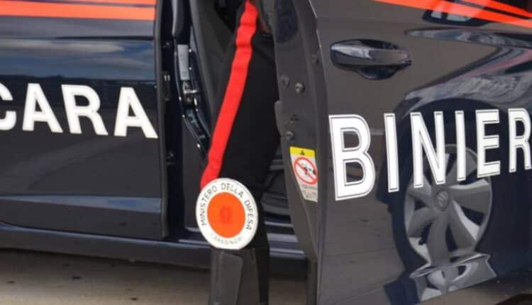 Giugliano in Campania, incendia auto di moglie e suocera, poi perde il cellulare. I Carabinieri lo rintracciano e lo arrestano