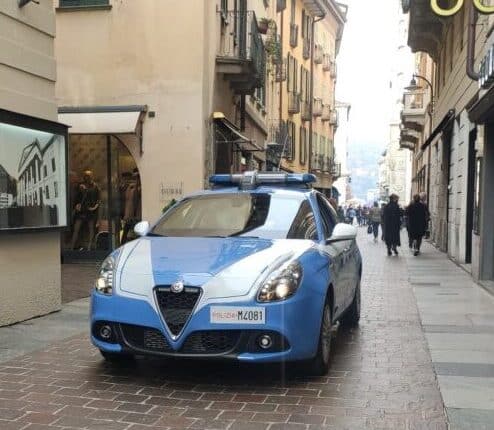 Como: Dormiva nel sottoscala di un palazzo, invitato ad uscire diventa violento anche con i poliziotti, arrestato 37enne