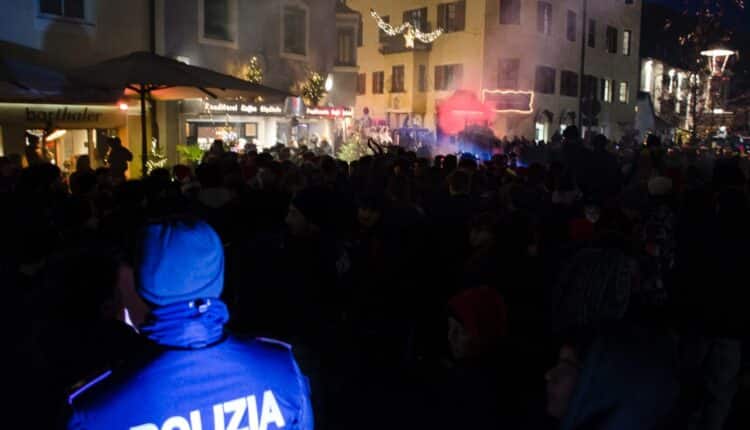 Bressanone: rompe la testa ad un ragazzo con una bottiglia rotta alla sfilata dei Krampus, minorenne denunciato