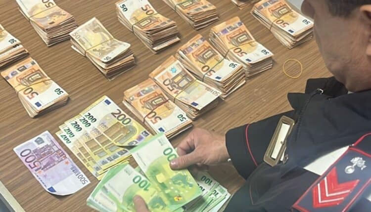 San Felice a Cancello: Uccide il padre 48enne e tenta la fuga con 100mila euro, rintracciato 27enne