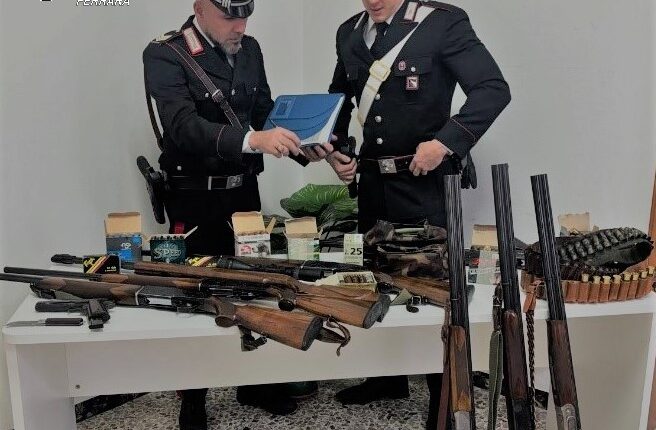 Lagosanto, minaccia ufficiale giudiziario per non essere sfrattato. Interviene una pattuglia dei Carabinieri che gli ritira armi e munizioni