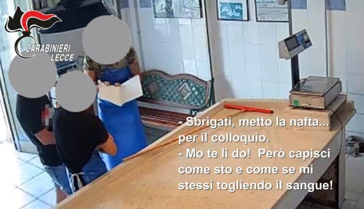 Fra le vittime, anche il Sindaco del paese, che dopo aver ricevuto la richiesta di consegnare 500 euro destinate alle famiglie dei carcerati, con grande coraggio si è rivolto ai Carabinieri per denunciare il tentativo di estorsione