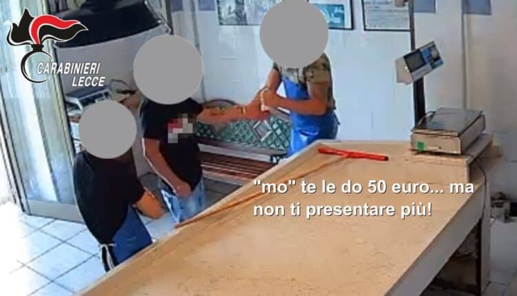 Fra le vittime, anche il Sindaco del paese, che dopo aver ricevuto la richiesta di consegnare 500 euro destinate alle famiglie dei carcerati, con grande coraggio si è rivolto ai Carabinieri per denunciare il tentativo di estorsione