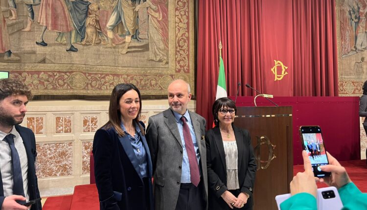 Regione Lombardia premiata per i traguardi nella psico-oncologia: riconoscimento ritirato da Silvana Snider