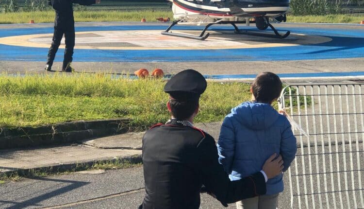 Milazzo, i Carabinieri in visita nel reparto pediatrico dell’Ospedale “Fogliani” di Milazzo. I regali sono arrivati con l’elicottero dell’Arma