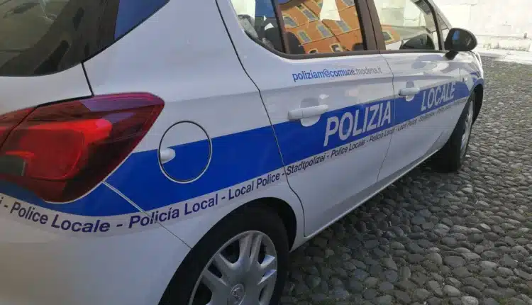Modena, urta con la propria auto un mezzo Hera e fugge. Rintracciato poco dopo