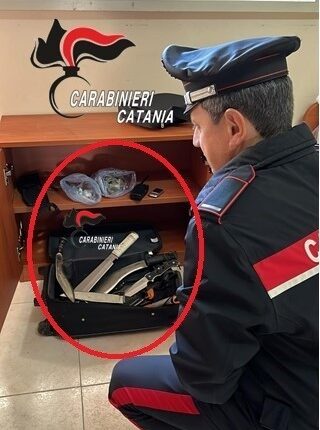 Catania: Droga e coltelli in casa, arrestato 22enne