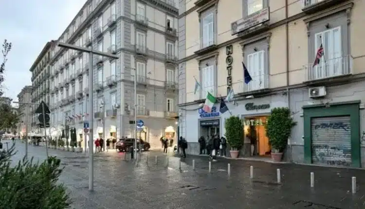 Napoli: donna colpita alla testa da una piastra metallica in piazza Garibaldi.