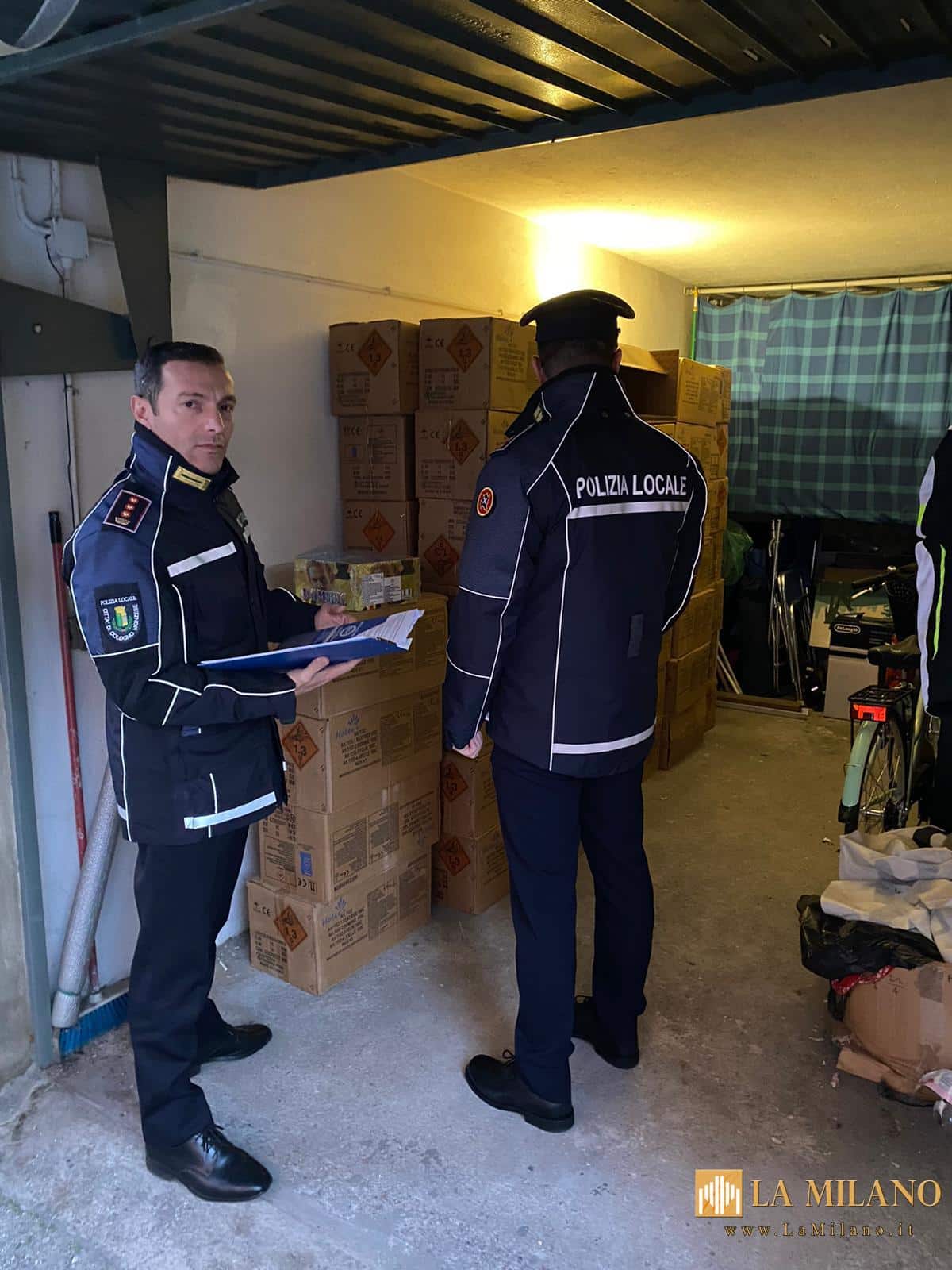 Cologno Monzese, la Polizia Locale sequestra una tonnellata di fuochi d'artificio detenuti illegalmente in un box.