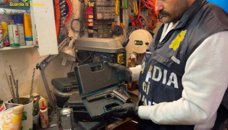 Palermo, scoperto un arsenale di armi e munizioni al villaggio Santa Rosalia e un laboratorio per modificarle in una villa a Ciaculli. Arrestato il responsabile