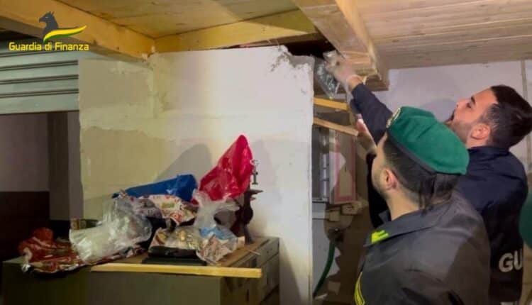 Palermo, scoperto un arsenale di armi e munizioni al villaggio Santa Rosalia e un laboratorio per modificarle in una villa a Ciaculli. Arrestato il responsabile