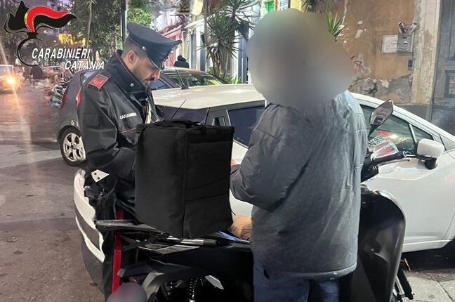 Catania: Carabinieri in campo contro i taxi driver della droga, arrestati due 27enni
