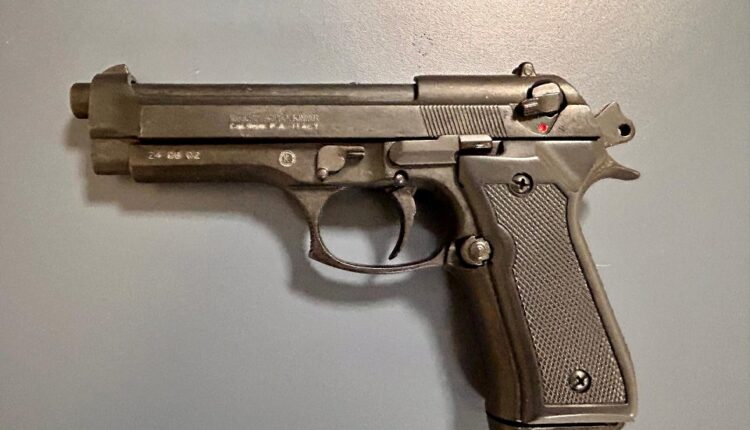 Como: Spari di arma da fuoco in una piazza gremita di persone, denunciato 20enne