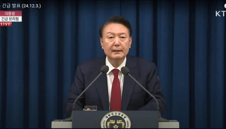 Caos a Seul: Revocata la legge marziale, opposizione e governo chiedono le dimissioni del presidente Yoon Suk-yeol.