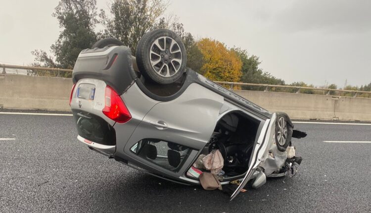 Roma, auto in fiamme ribaltata sull'Autostrada A1. Anziana salvata da un poliziotto fuori servizio