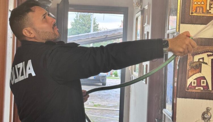 Roma, divampa un incendio ad Ostia. Due agenti della Polizia di Stato traggono in salvo un'anziana rimasta intrappolata in casa