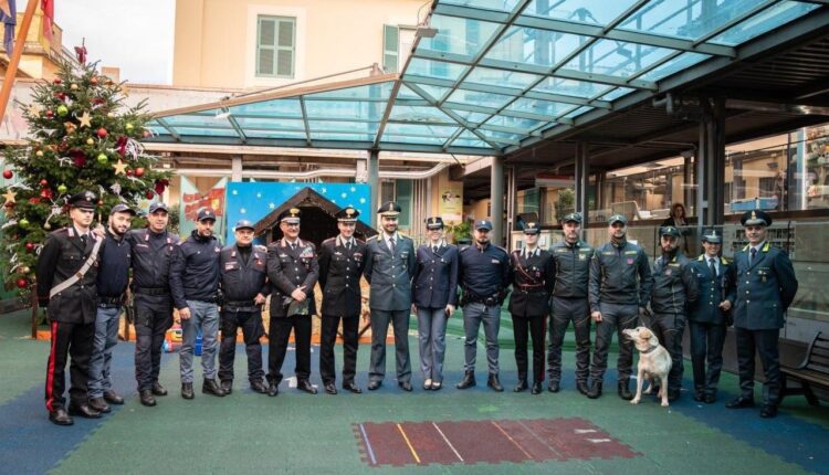 Roma, le Forze dell'Ordine in corsia al "Bambino Gesu'". Regali e sorrisi per i piccoli pazienti dell'ospedale pediatrico della Santa Sede