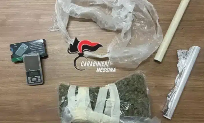 Sant'Alessio Siculo: droga nascosta in casa nel cuscino del divano, 61enne arrestato dai Carabinieri.