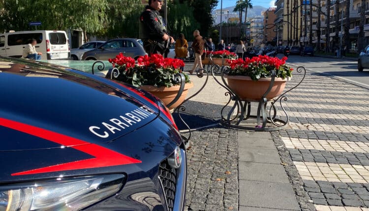Sorrento, 18enne pestato da un gruppo di coetanei. Gravissime le lesioni riportate. A scatenare la violenza il tentativo della vittima di difendere l'amico. Carabinieri eseguono misura a carico di 6 giovani