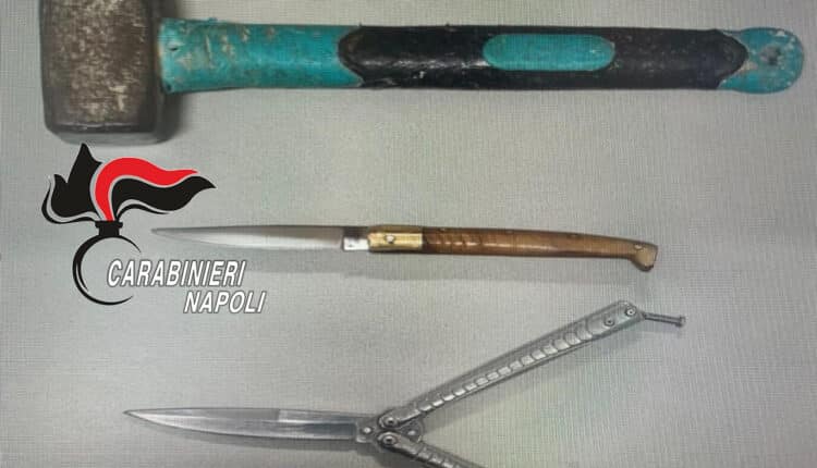 Torre del Greco, sequestrate armi bianche a moglie e figlio di ex affiliato al clan Ascione-Papale