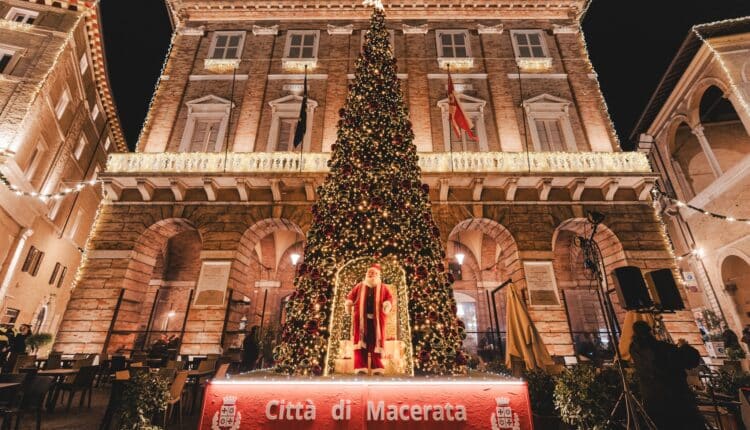 Macerata partecipa al contest "Miglior albero di Natale" di Dubbing Marche