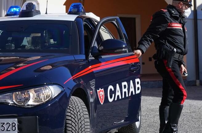 Seregno: cerca di sottrarre l'arma di ordinanza a un Carabiniere, arrestato
