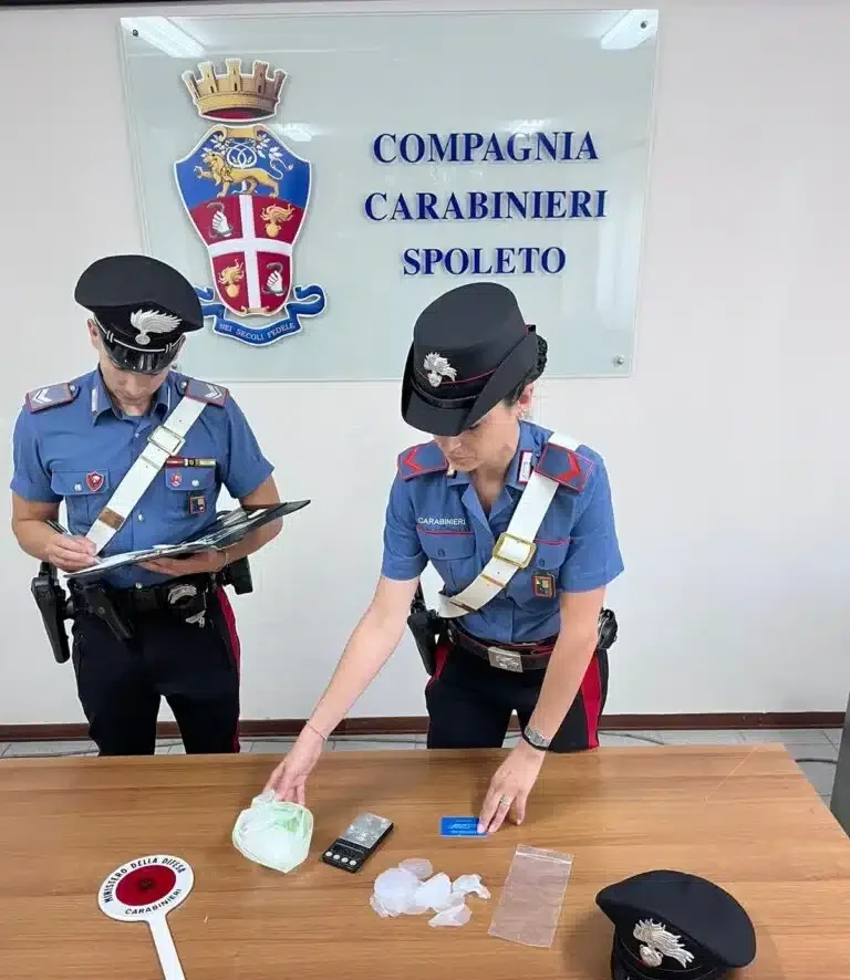 Spoleto (PG): tenta di fuggire con 5 dosi di cocaina, i Carabinieri arrestano un 24enne