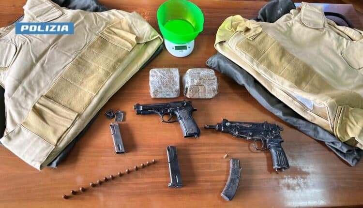Napoli: Detengono armi e droga, arrestati due soggetti