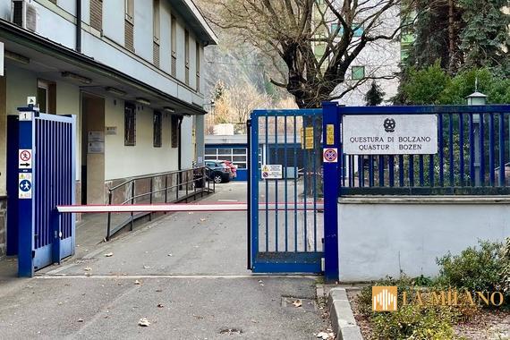 Bolzano: arrestato pregiudicato straniero, aggredisce gli agenti a calci e sputi e si denuda davanti ai passanti