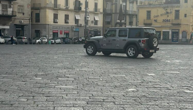 Napoli: Pattuglia dell'Esercito h24 in piazza Mercato per garantire sicurezza