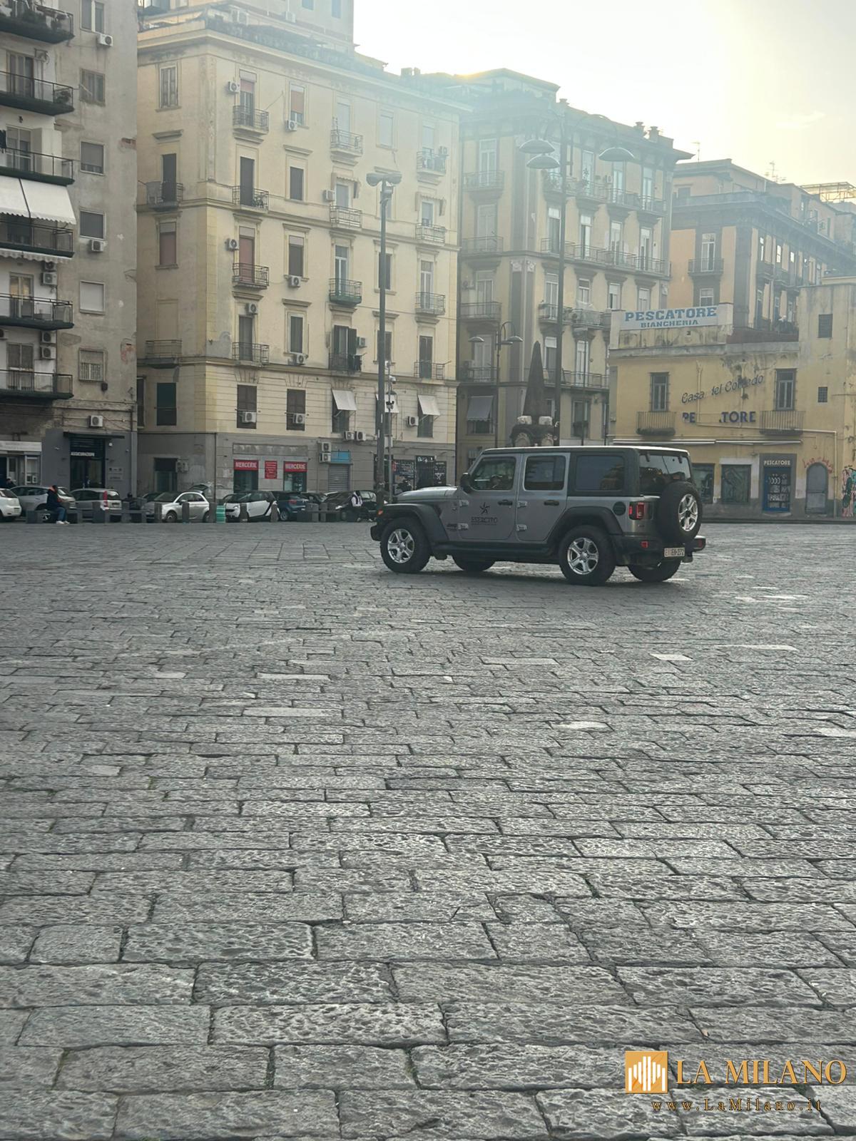 Napoli: Pattuglia dell'Esercito h24 in piazza Mercato per garantire sicurezza