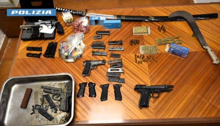 Ottaviano: Detiene armi, una katana, una roncola ed oltre 300 munizioni di vario calibro, arrestato 76enne