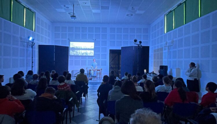 Parona, gli alunni delle medie raccontano la vita di Isolina Canuti attraverso il teatro