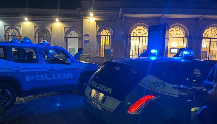 Monza: Tenta di rapinare, molesta ed aggredisce due passeggeri a bordo del treno, arrestato 18enne