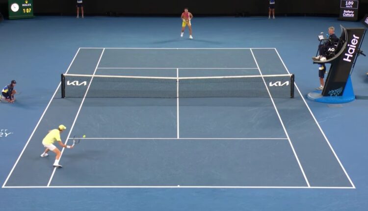 Sinner è finale agli Australian Open: vittoria in 3 set contro Shelton.