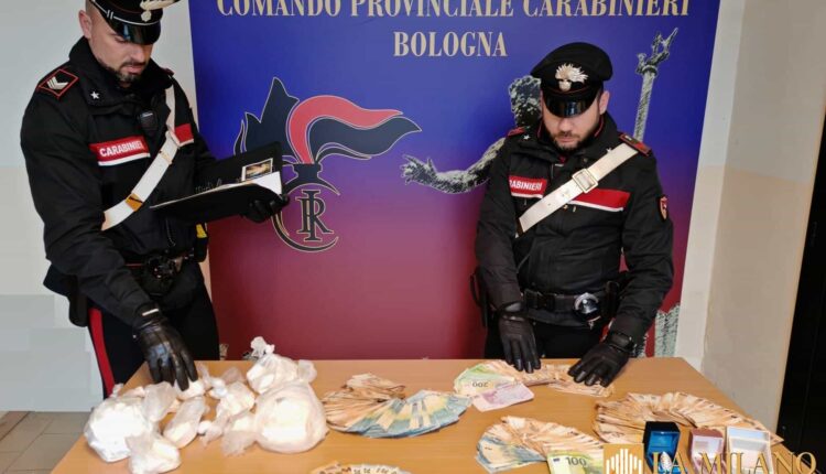 Bologna: 47enne straniero arrestato dai Carabinieri a seguito di un controllo alla circolazione stradale, sequestrati oltre 1,3 kg di Cocaina, 36.000 Euro contanti, monili e materiale per il confezionamento