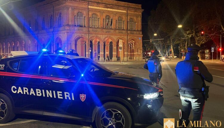 Bologna: gli spruzzano lo spray al peperoncino in volto e viene rapinato. Due giovani arrestati dai Carabinieri