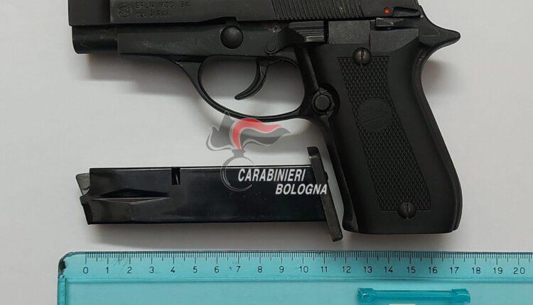 Imola: A 16 anni sale sul bus con la pistola. Denunciato dai Carabinieri