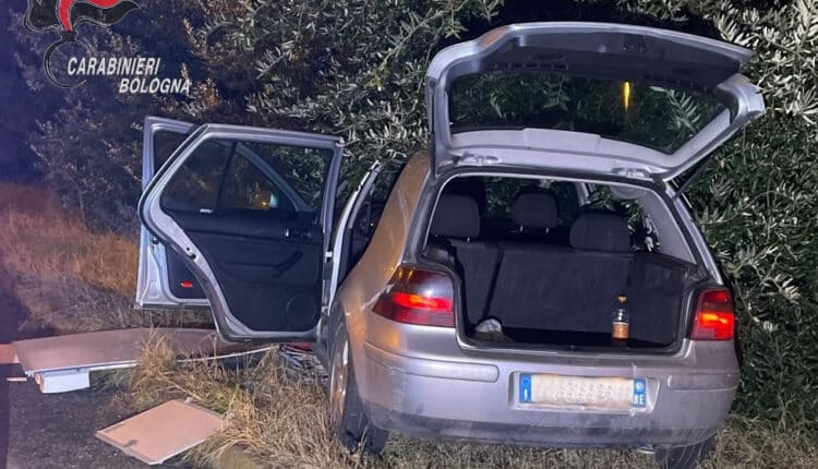 Crevalcore: Automobilista non si ferma all'alt dei Carabinieri. Durante l'inseguimento si schianta contro un palo