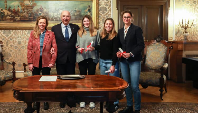 Trieste: Le veliste triestine Alice Linussi, Maria Vittoria Marchesini e Giovanna Micol premiate nel Salotto Azzurro del Municipio