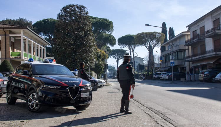 Bastia Umbra: Colto in flagranza mentre picchia la madre e la sorella, arrestato 23enne