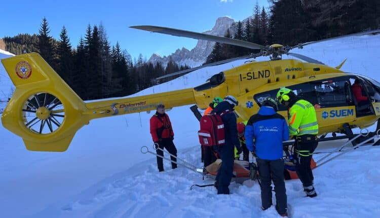 Belluno, donna colpita da un malore all'esterno di un rifugio. Trasportata d'urgenza in ospedale con l'elisoccorso