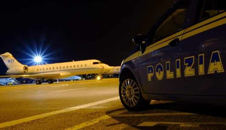 Caselle Torinese, poliziotti soccorrono un uomo colpito da un malore