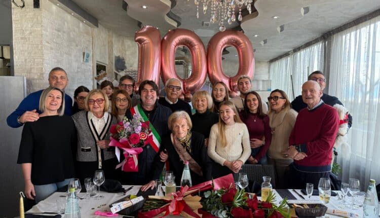 Pesaro: La prima centenaria del 2025 è Giuseppina Ciandrini. Gli auguri del Sindaco Biancani «a una grande lavoratrice che continua a trasmettere energia soprattutto alla sua bella famiglia»